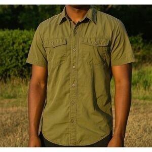 Under Armour All Season Gear Olive Green 2 Pocket Button Up Shirt Men's Small